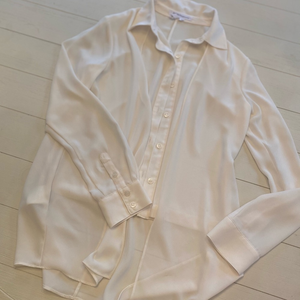 Bcbgeneration button down. Hi lo and cute pleated details.